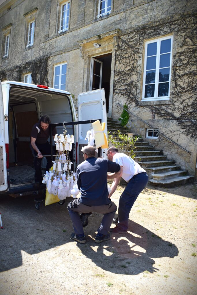 livraison lustre sur châssis métallique.