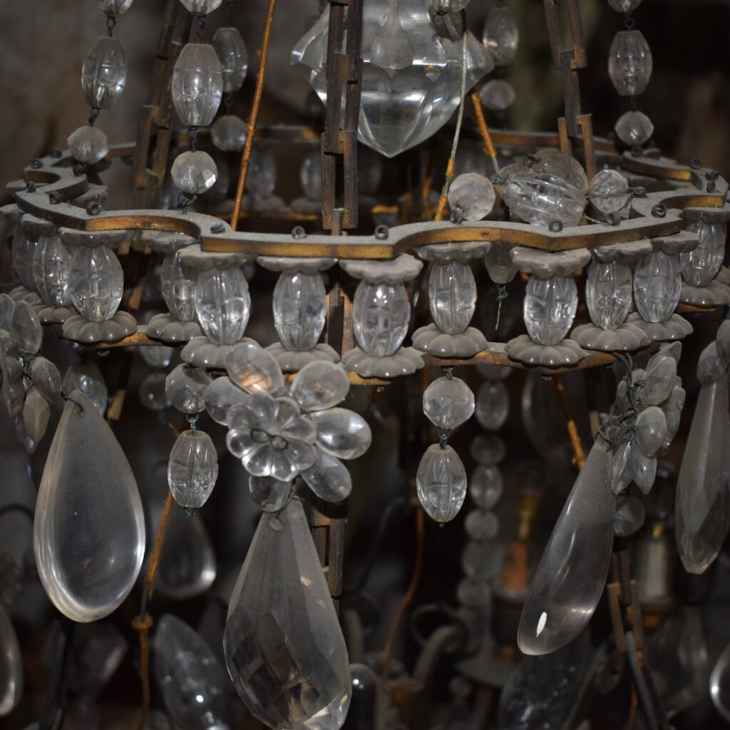 Détail de montage cristaux sur lustre cristal de Baccarat fabriqué par la maison Vian à Paris vers 1910.